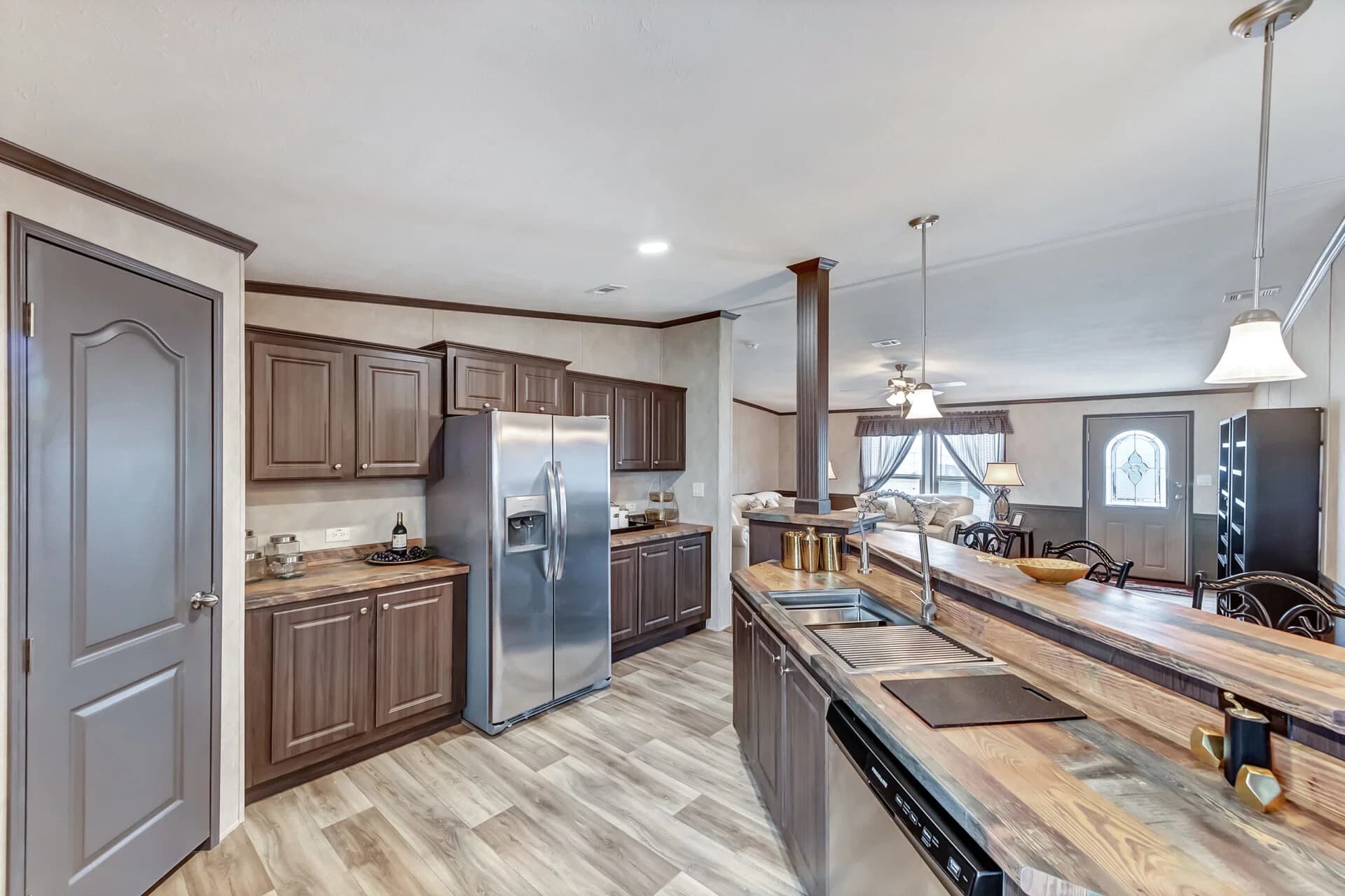 Classic c-3280-42.5b kitchen home features
