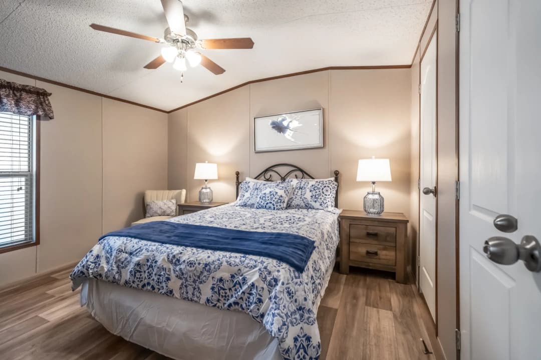 Heritage h-1664-32c bedroom home features