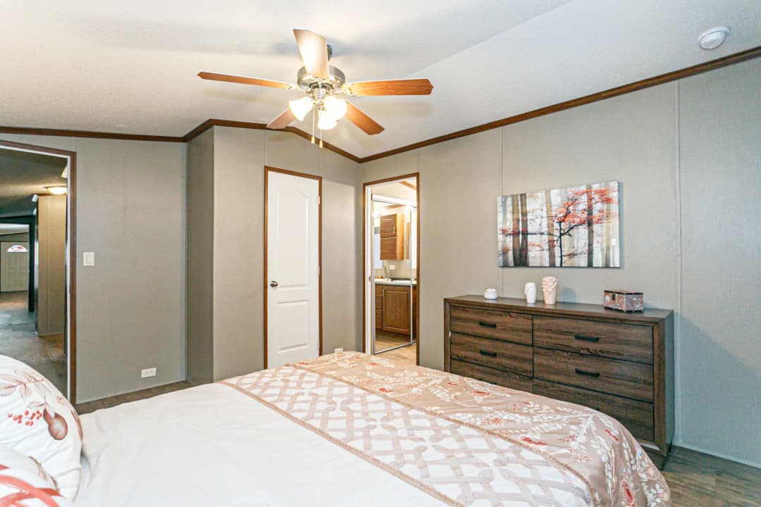 Classic c-1872-32a bedroom home features