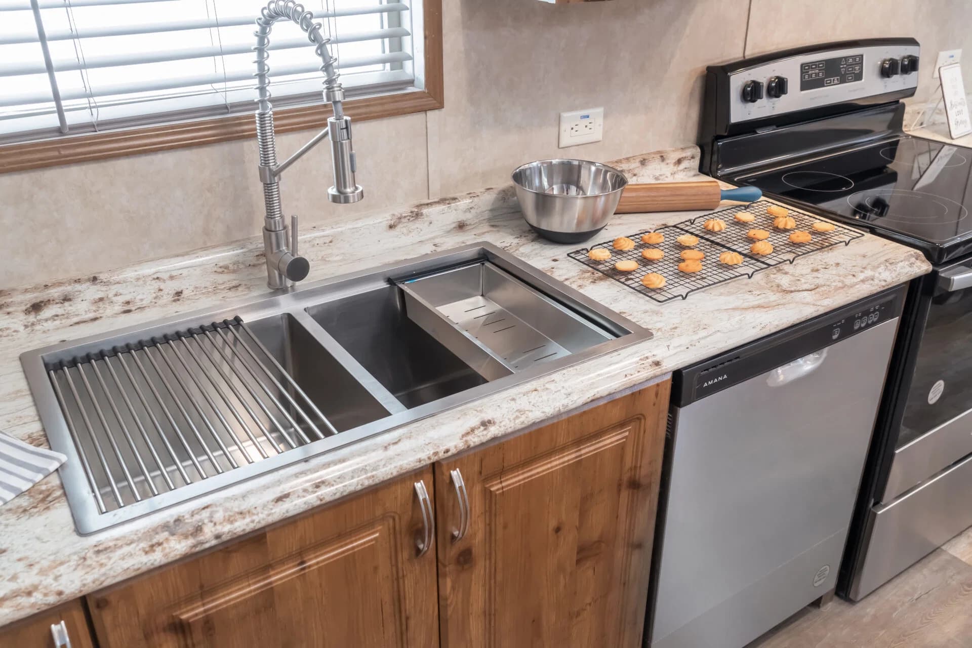 Classic c-3248-32b kitchen home features