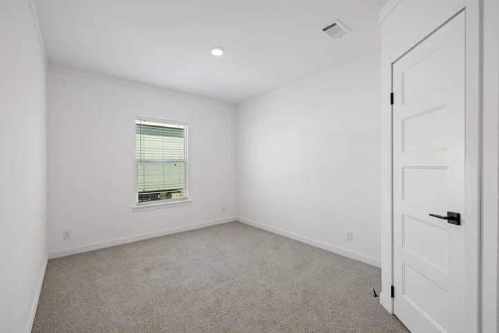 Luxe haven 32724a bedroom home features