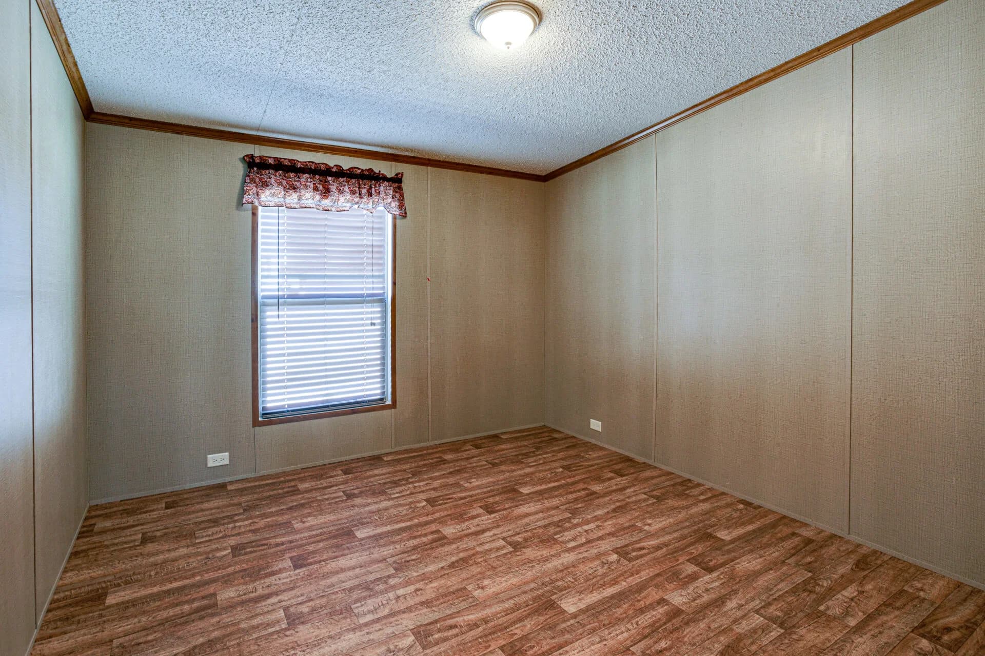 Heritage h-3256-42a bedroom home features