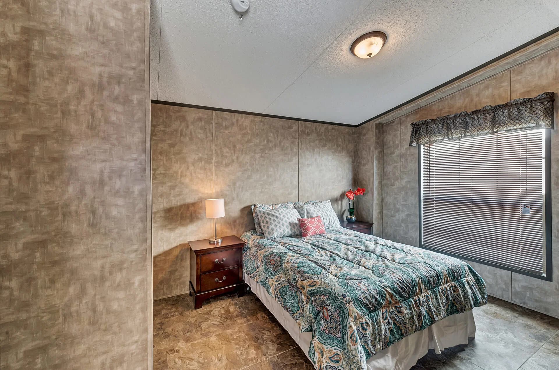 Heritage h-1680-32b bedroom home features