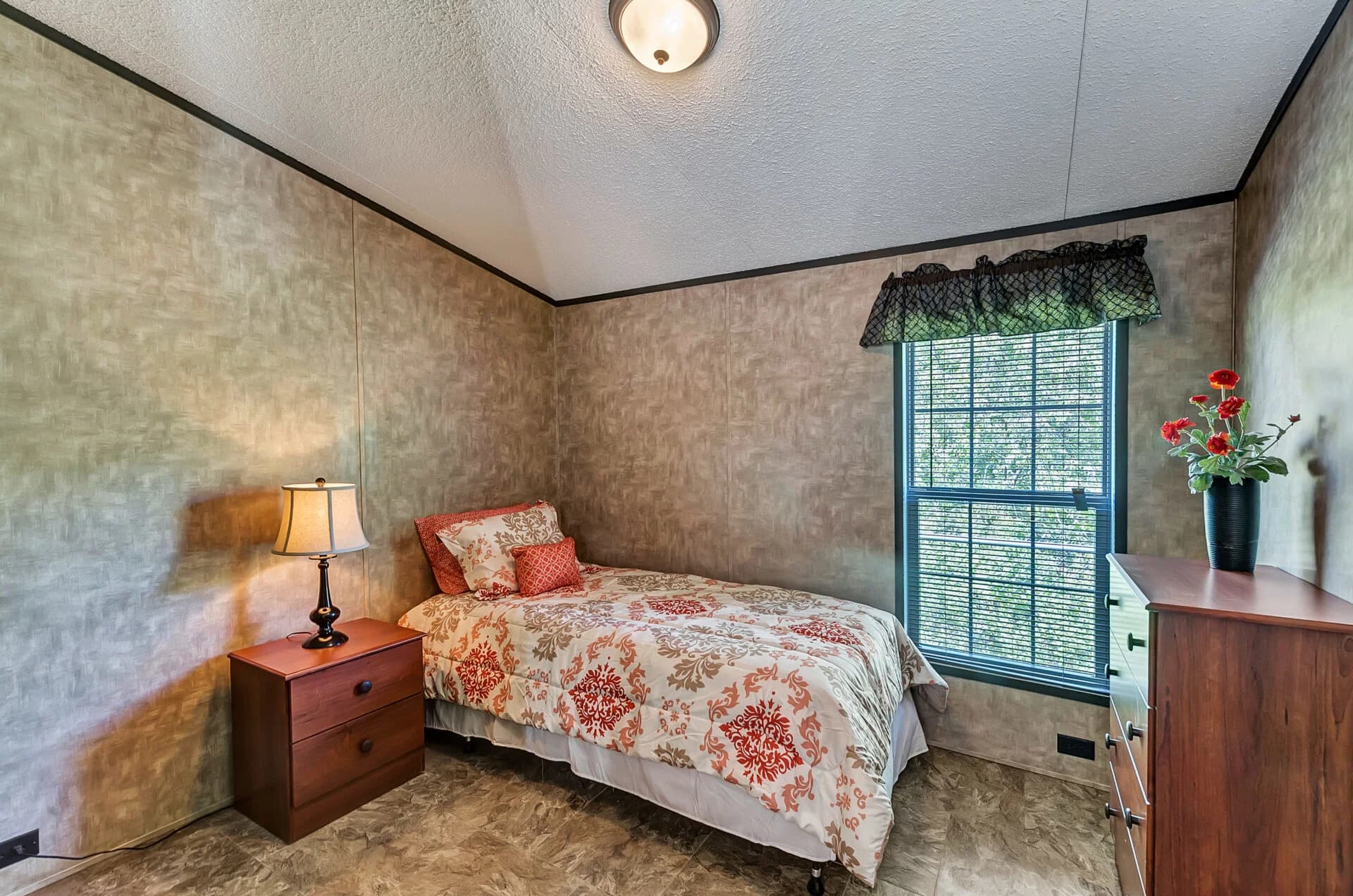 Select s-1680-32b bedroom home features