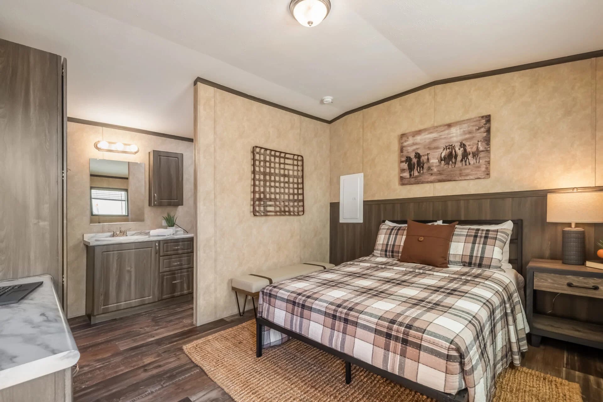 Workforce o-16×76-66aof bedroom home features