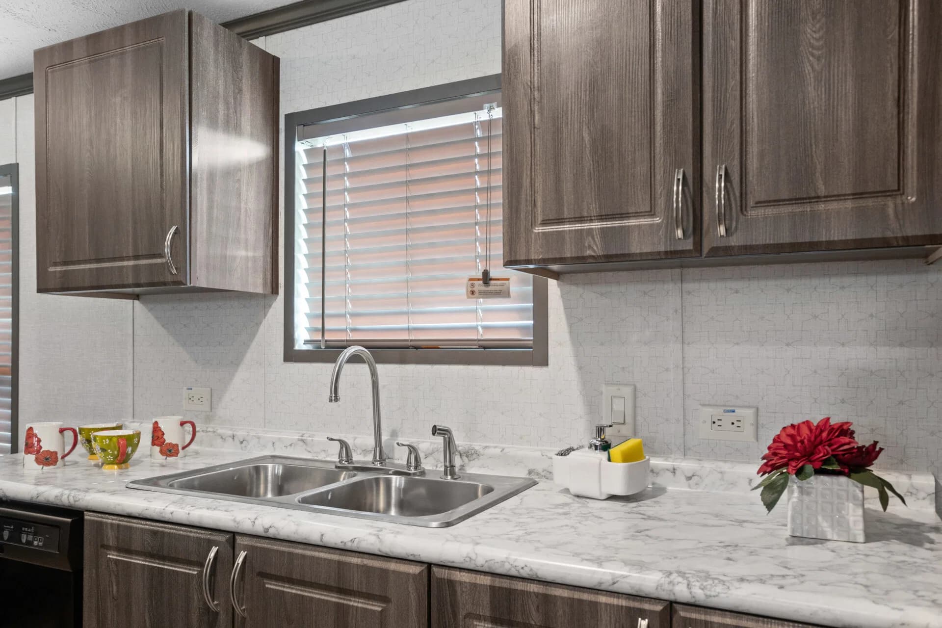 Classic c-3252-32d kitchen home features