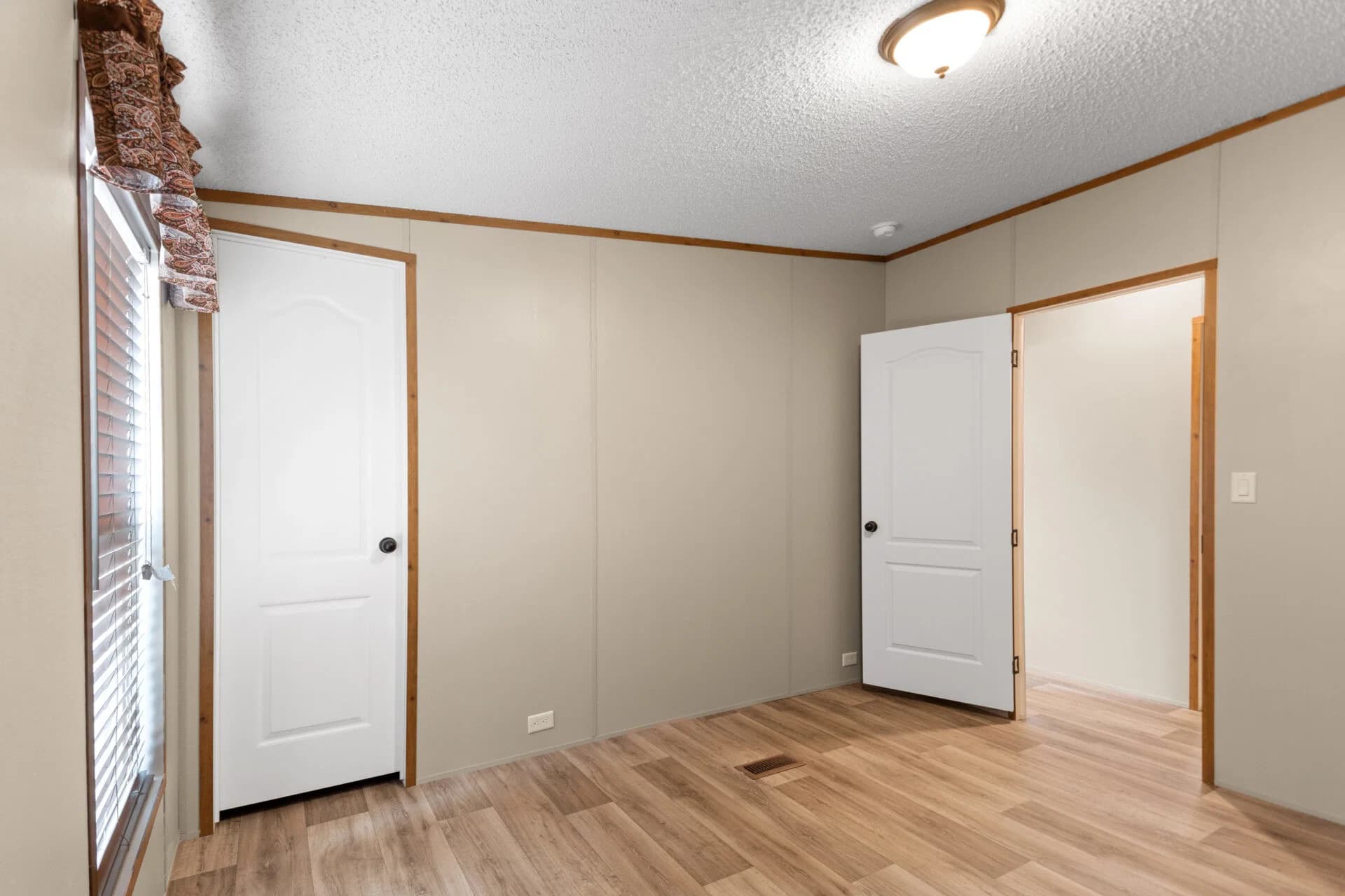 Heritage h-3260-32a bedroom home features