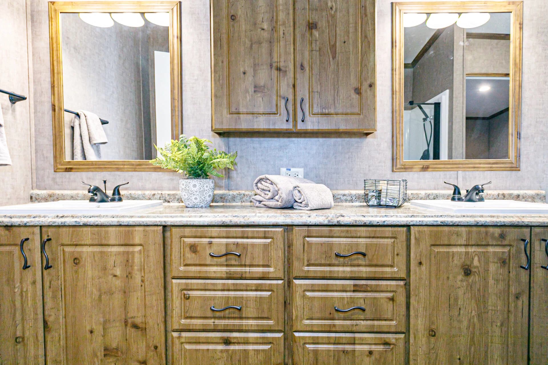 Classic c-3264-32c bathroom home features