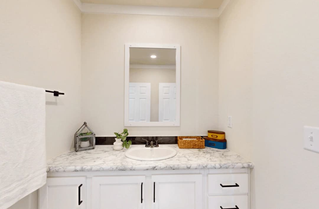Cimarron 32563a bathroom home features