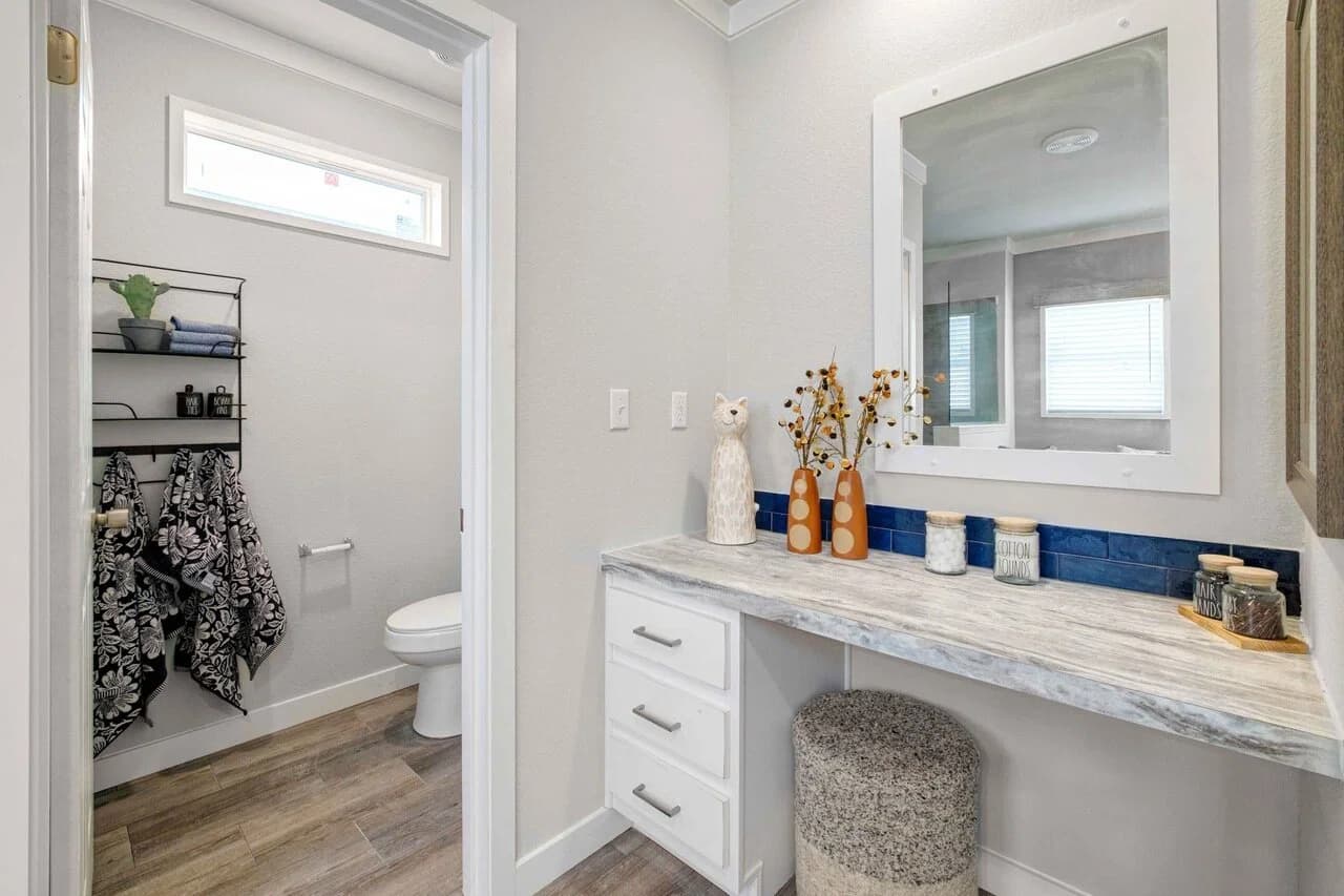 Belterra 32603b bathroom home features