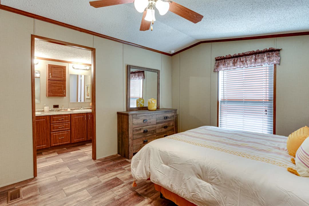 Heritage h-1864-22a bedroom home features