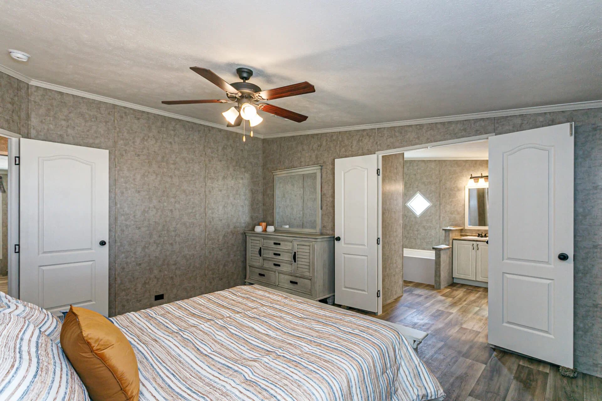 Classic c-3264-32bp bedroom home features