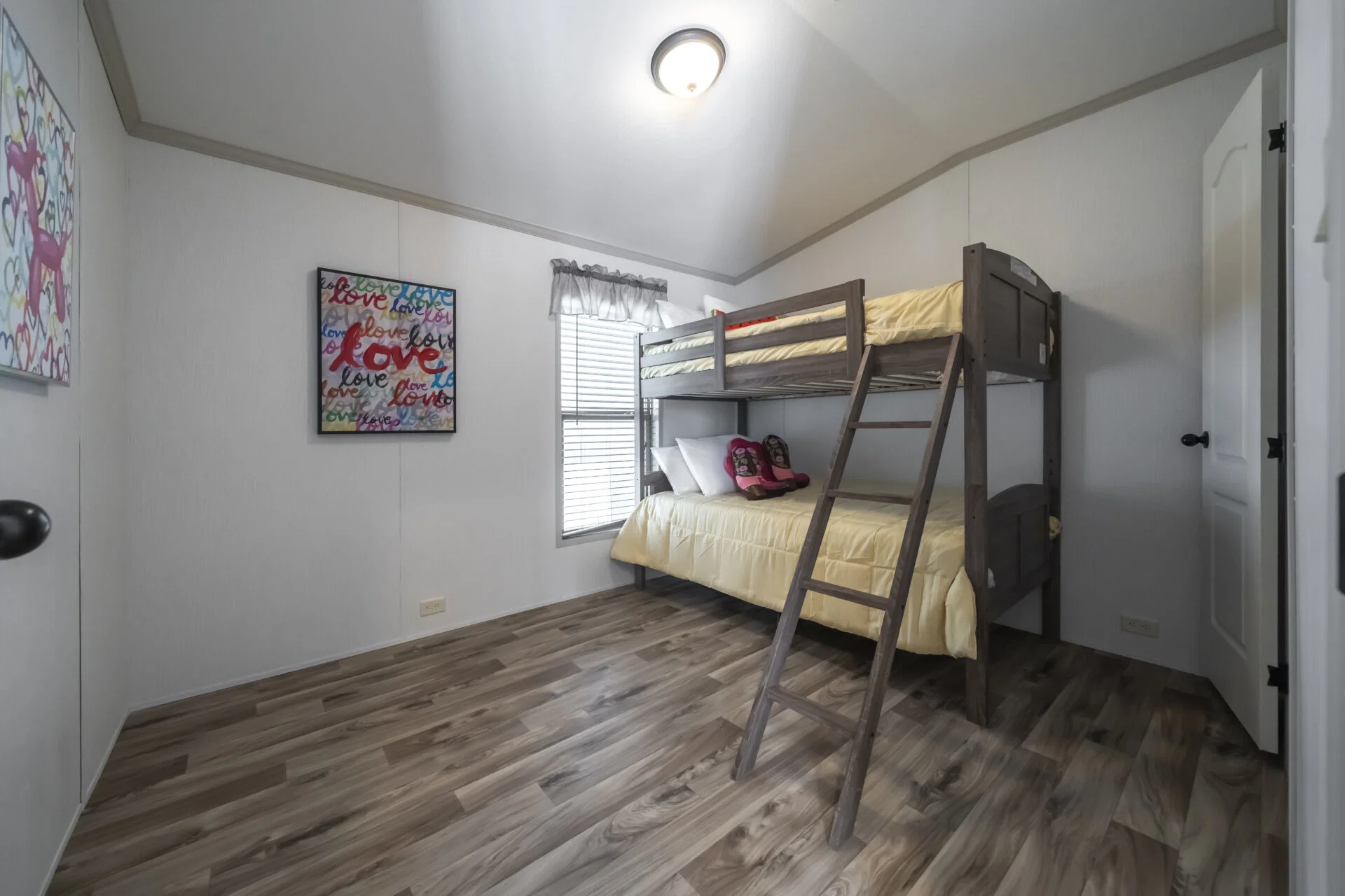 Heritage h-1660-21fka bedroom home features