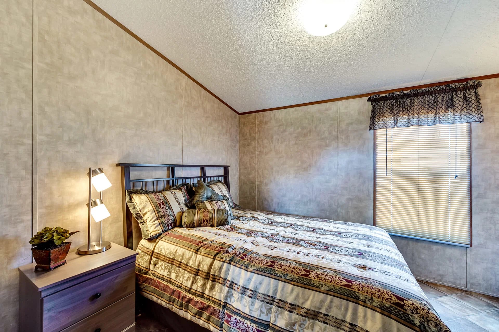 Select s-1684-42a bedroom home features
