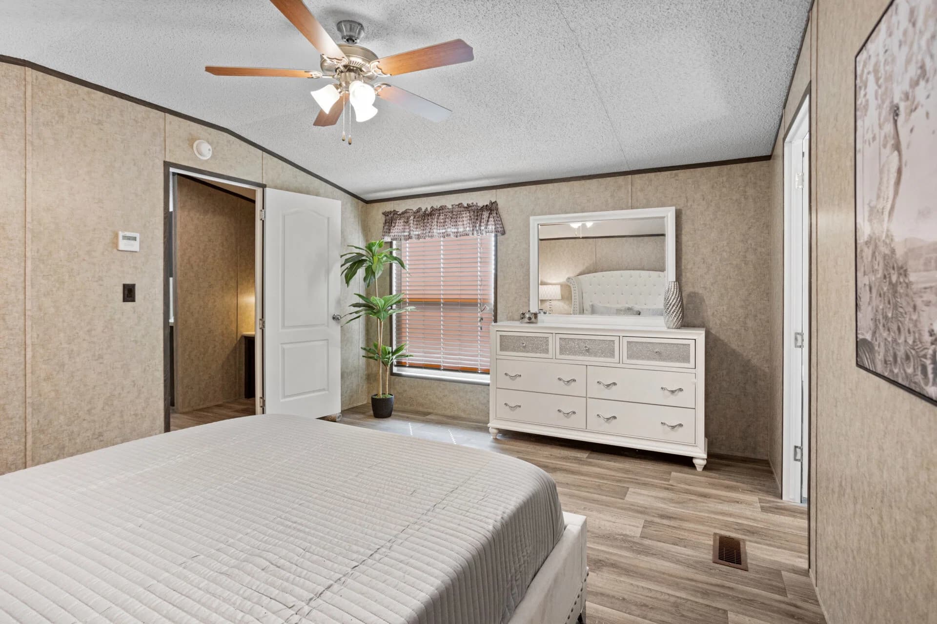 Classic c-1680-32d bedroom home features