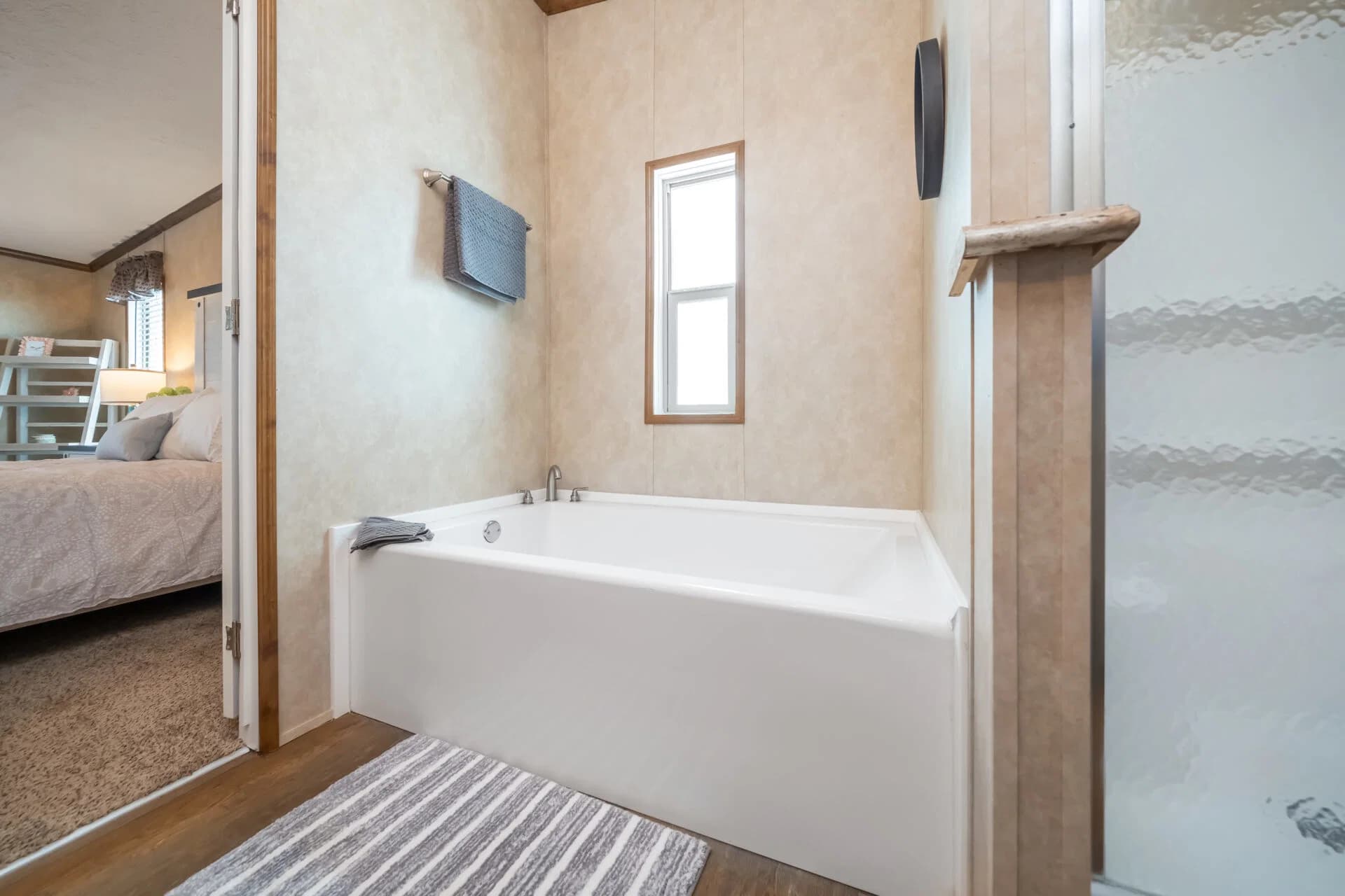 Classic c-3248-32b bathroom home features