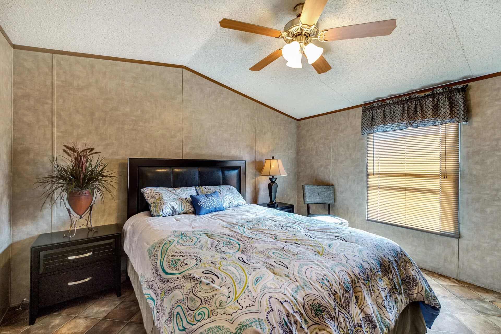 Select s-1684-42a bedroom home features