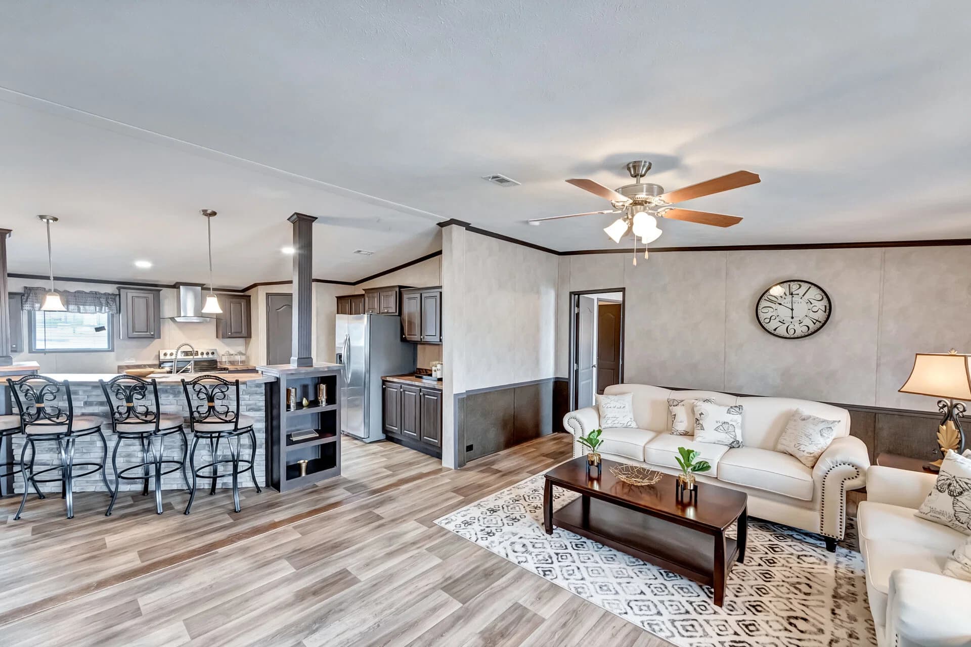 Classic c-3280-42.5b interior home features
