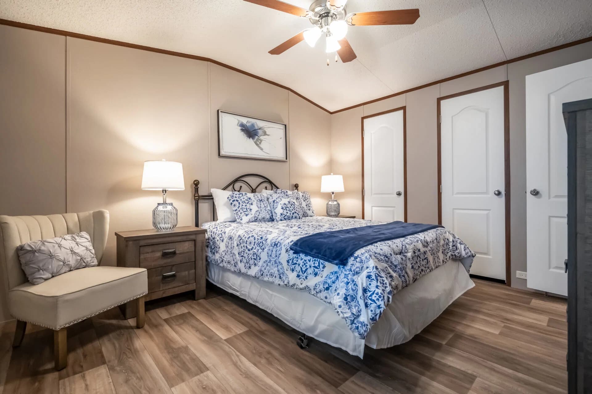 Heritage h-1664-32c bedroom home features