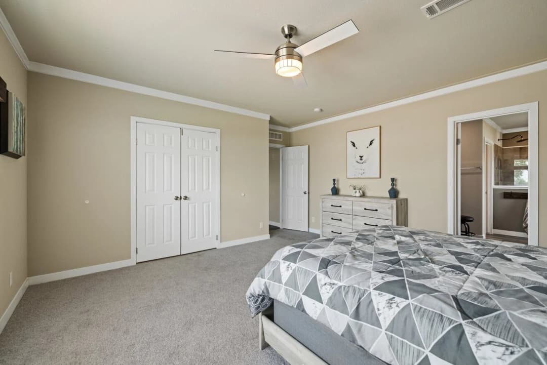 El rancho 32764a bedroom home features