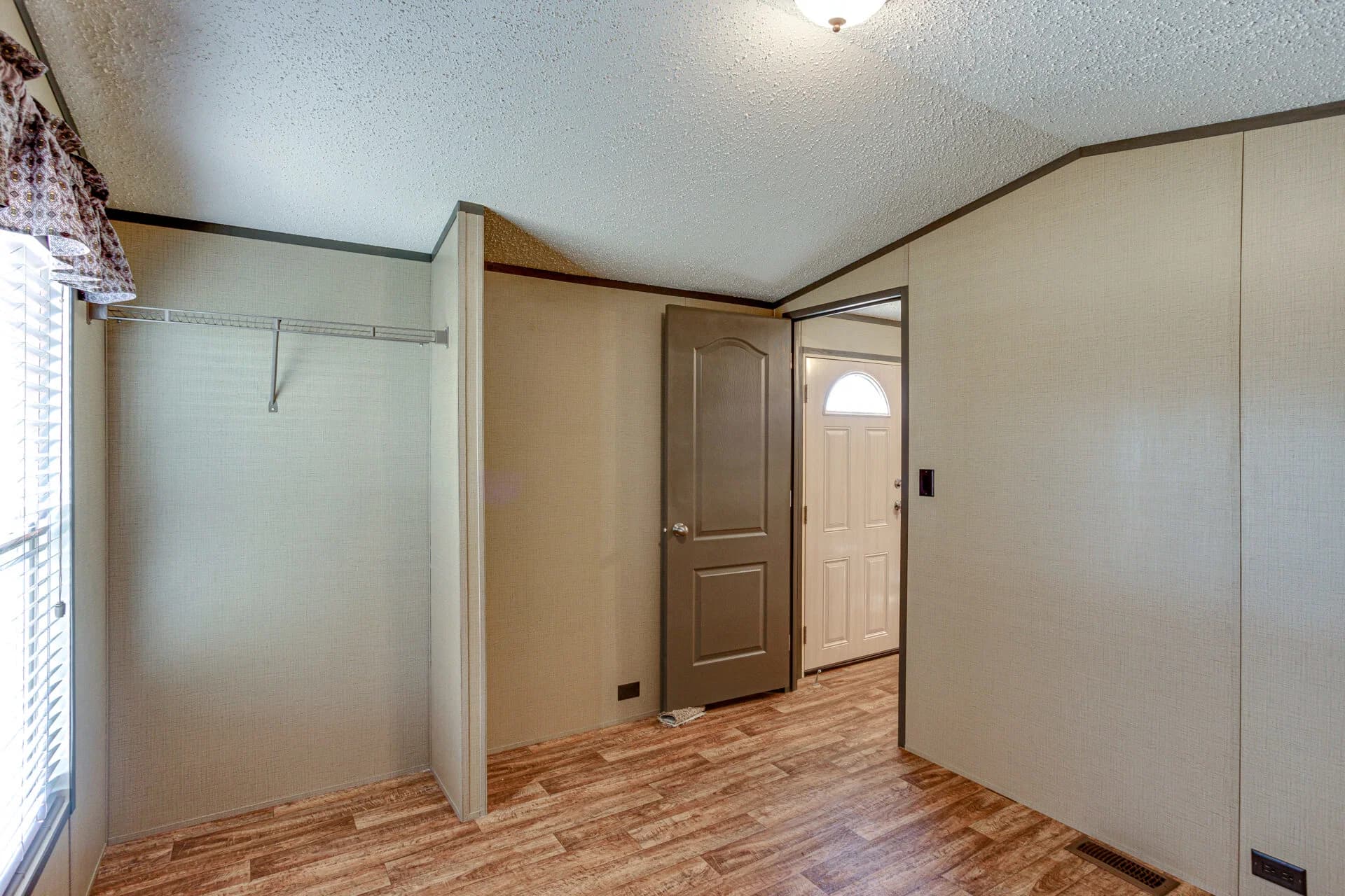 Select s-1256-21a bedroom home features