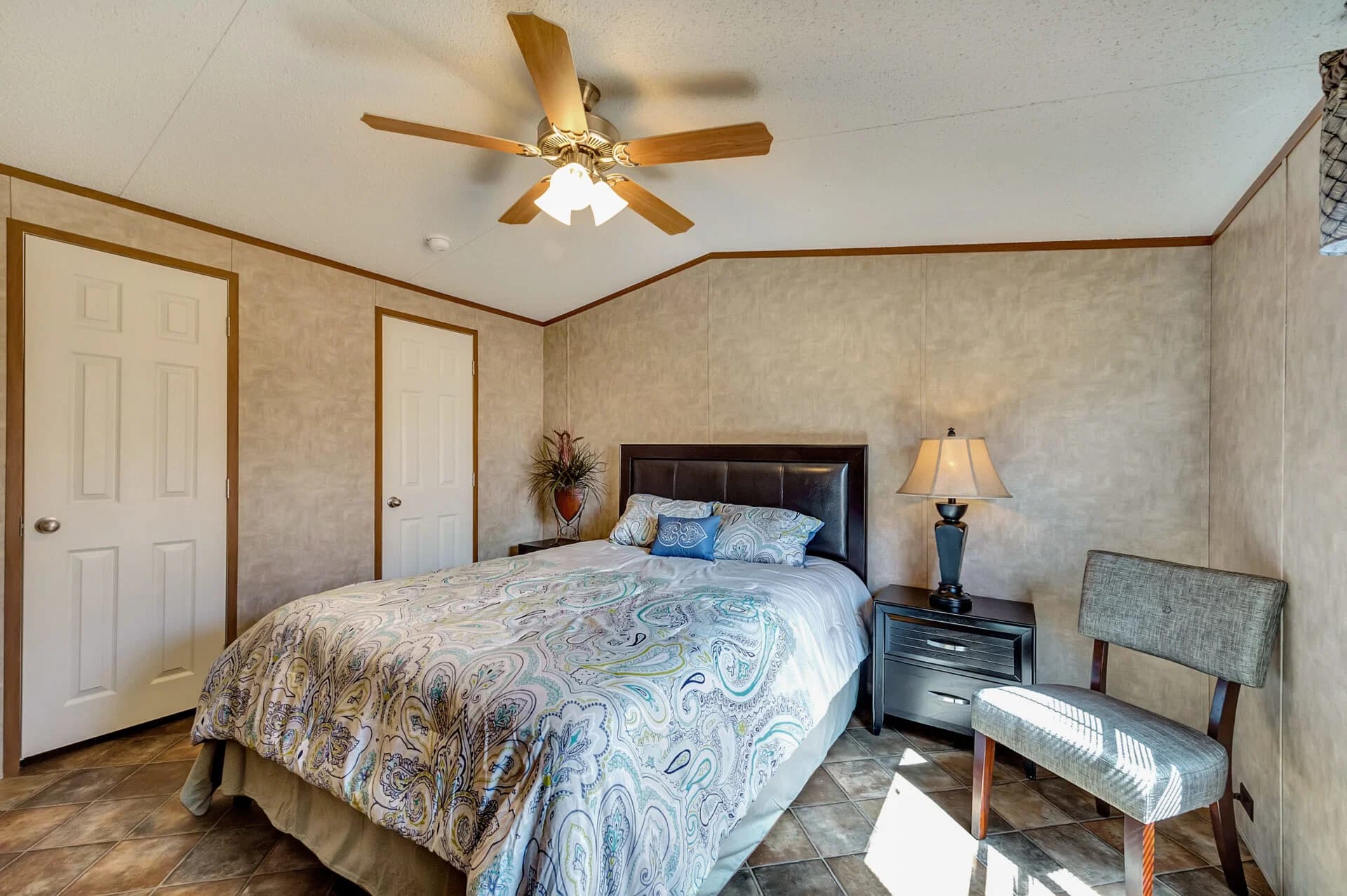 Select s-1684-42a bedroom home features