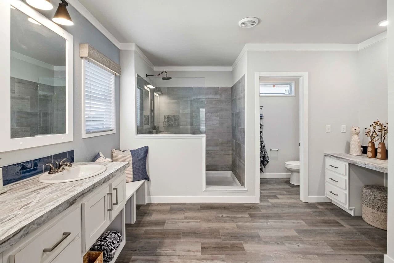 Belterra 32603b bathroom home features