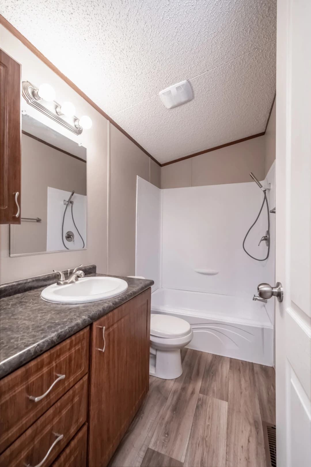 Heritage h-1664-32c bathroom home features