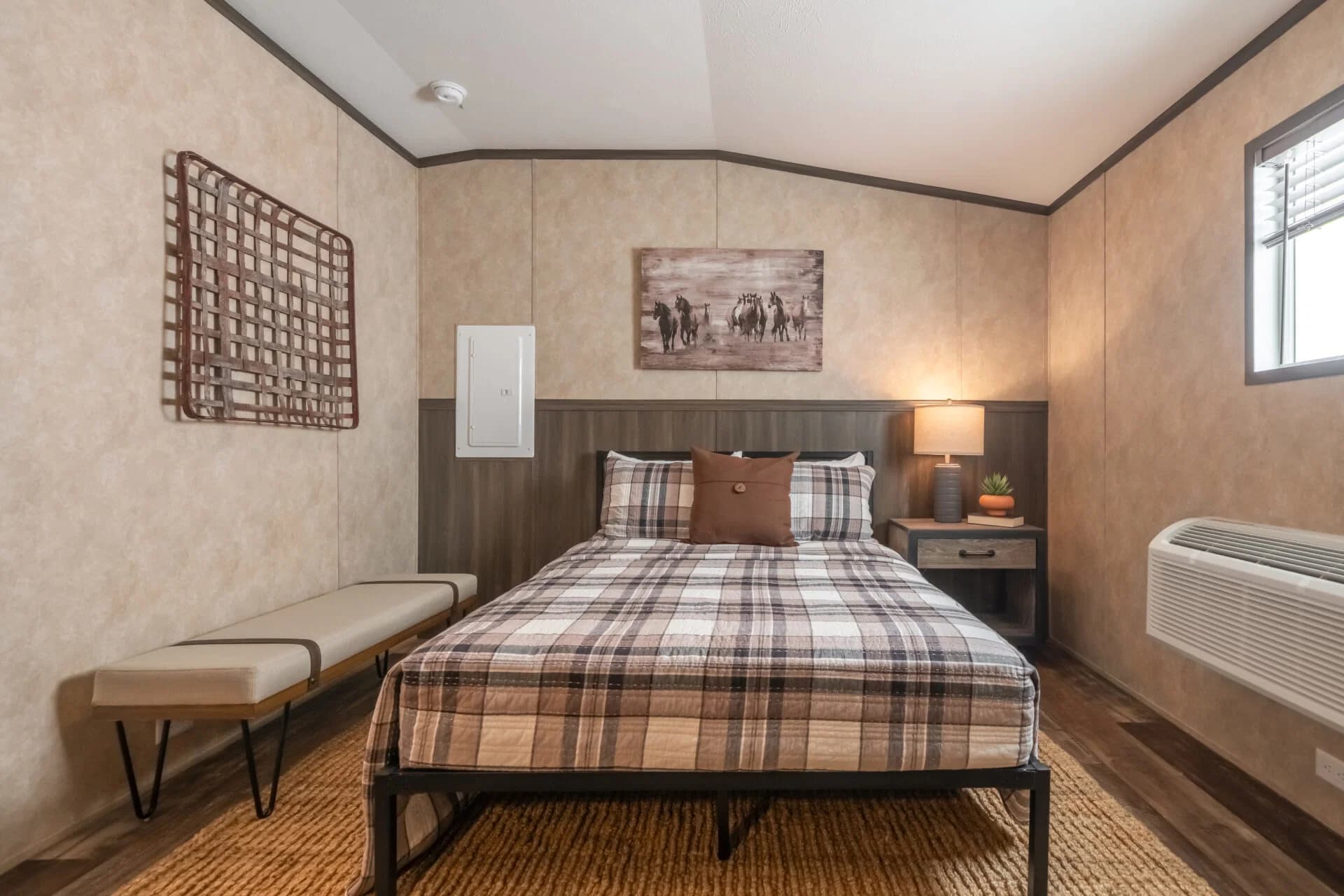 Workforce o-16×76-66aof bedroom home features
