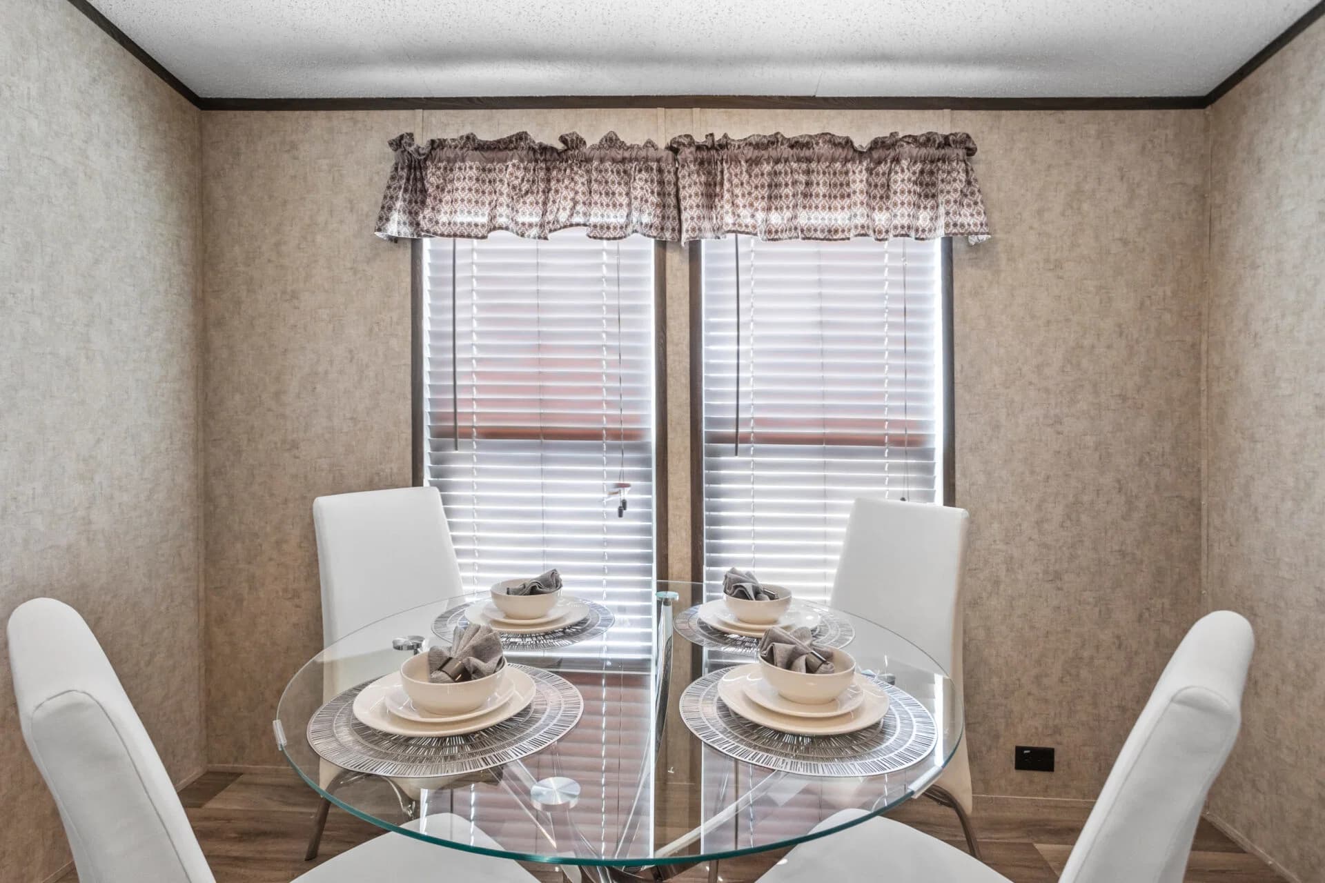 Classic c-1680-32d interior home features
