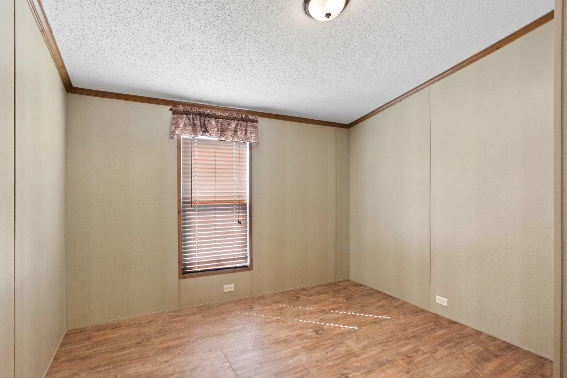 Classic c-1868-32a bedroom home features