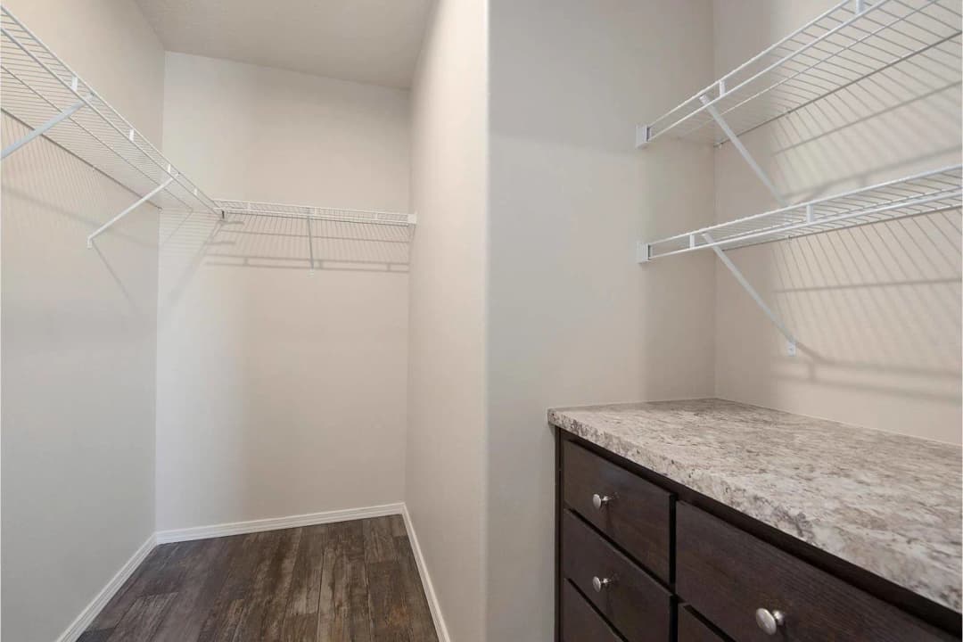 Dreamworks dw4483b interior home features