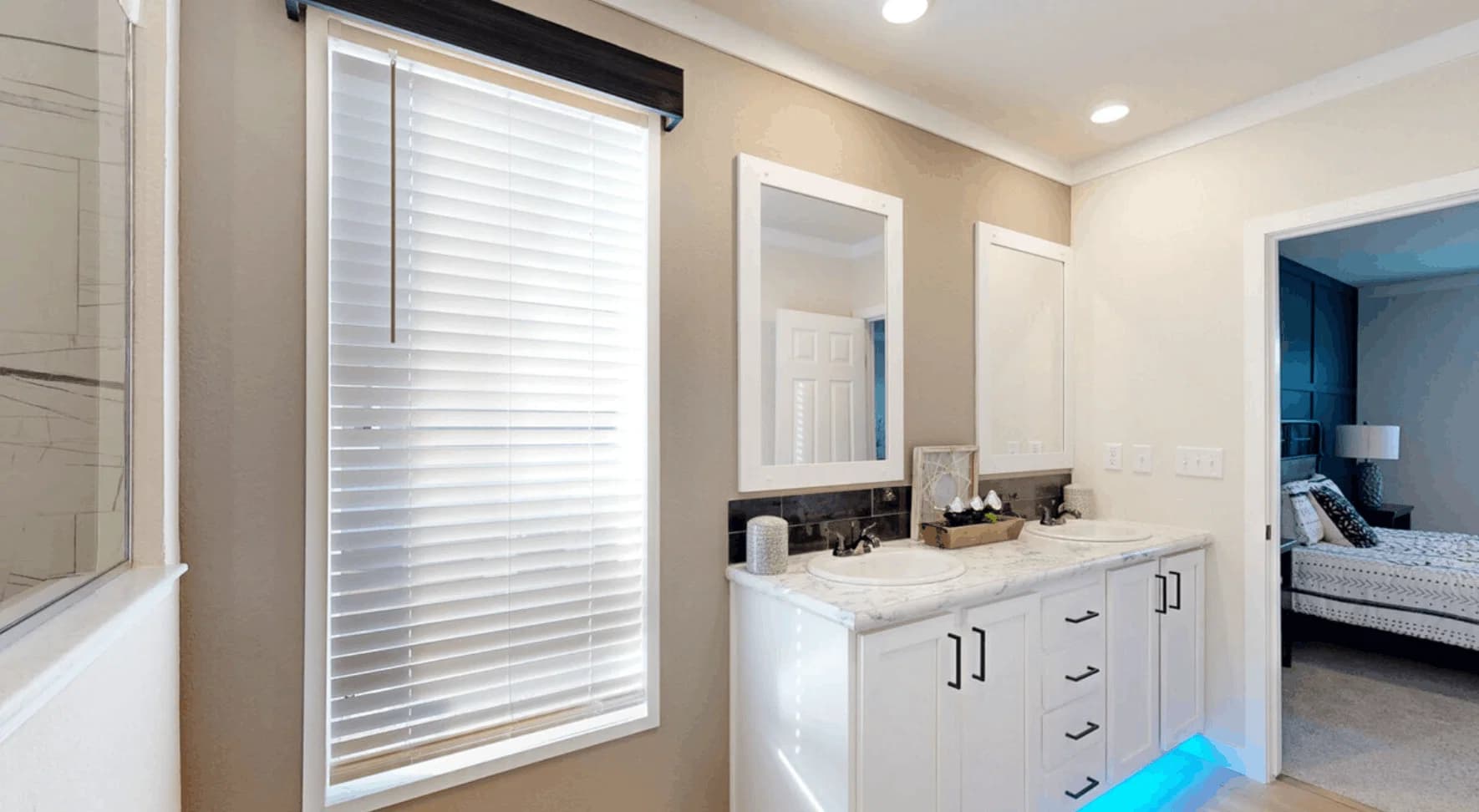 Cimarron 32563a bathroom home features