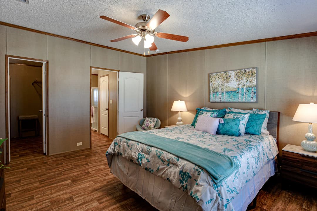 Heritage h-3256-42a bedroom home features